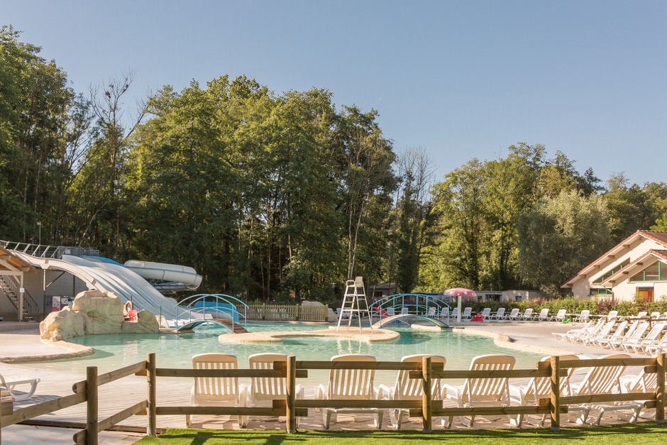 photo d'entreprise vacance strasbourg piscine toboggan et transat plan large