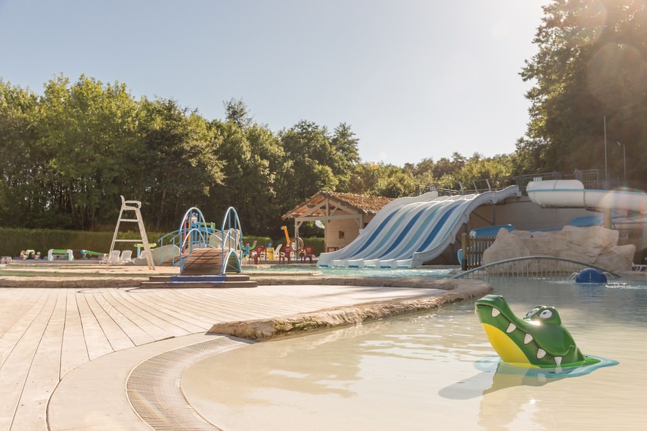 photo d'entreprise vacance strasbourg piscine toboggan et bouée crocodile plan large