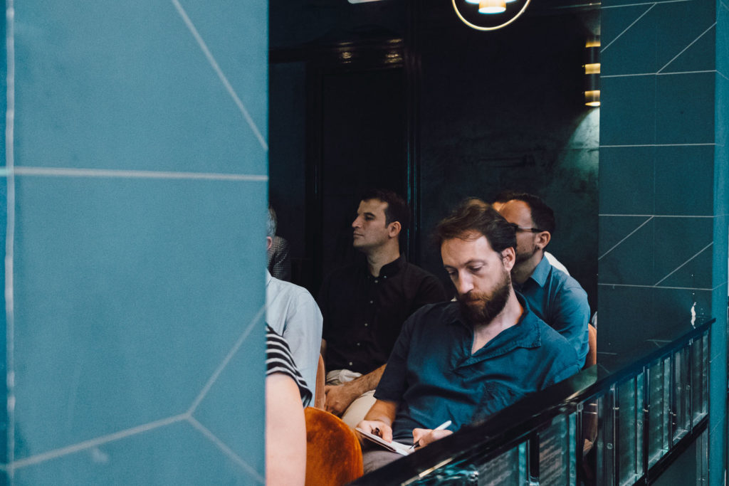 photo séminaire d'entreprise strasbourg portrait homme avec barbe brun chemise bleu prend des notes