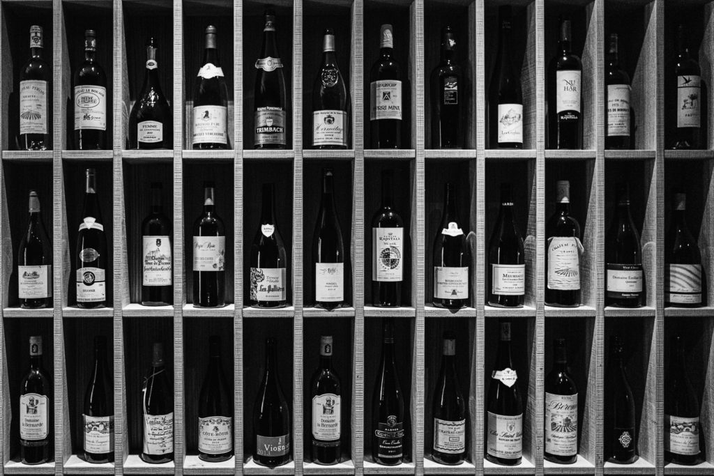 photo bouteille de vin noir et blanc