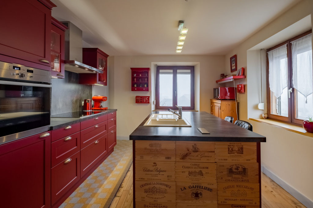 photo immobilier cuisine rouge avec îlo