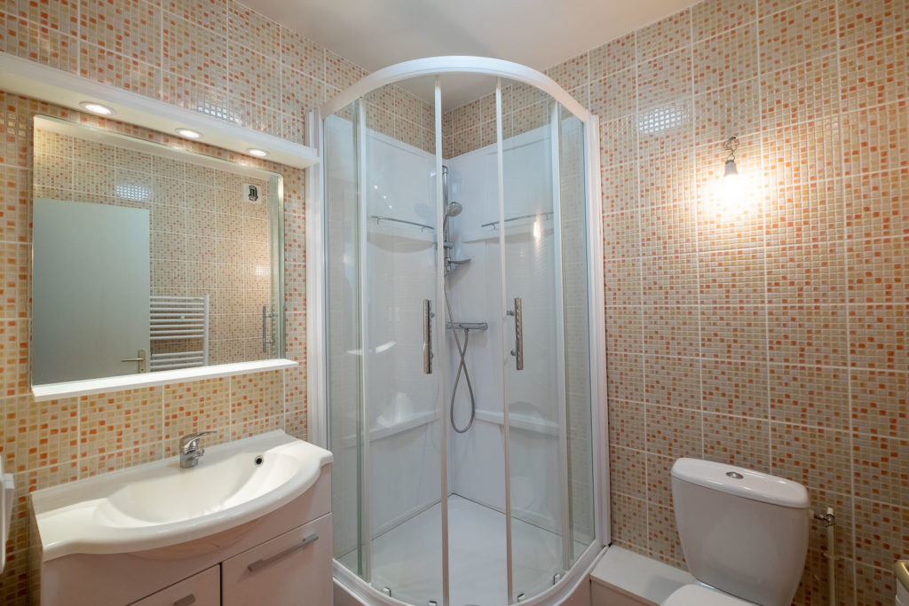 photo immobilier salle de bain blanche