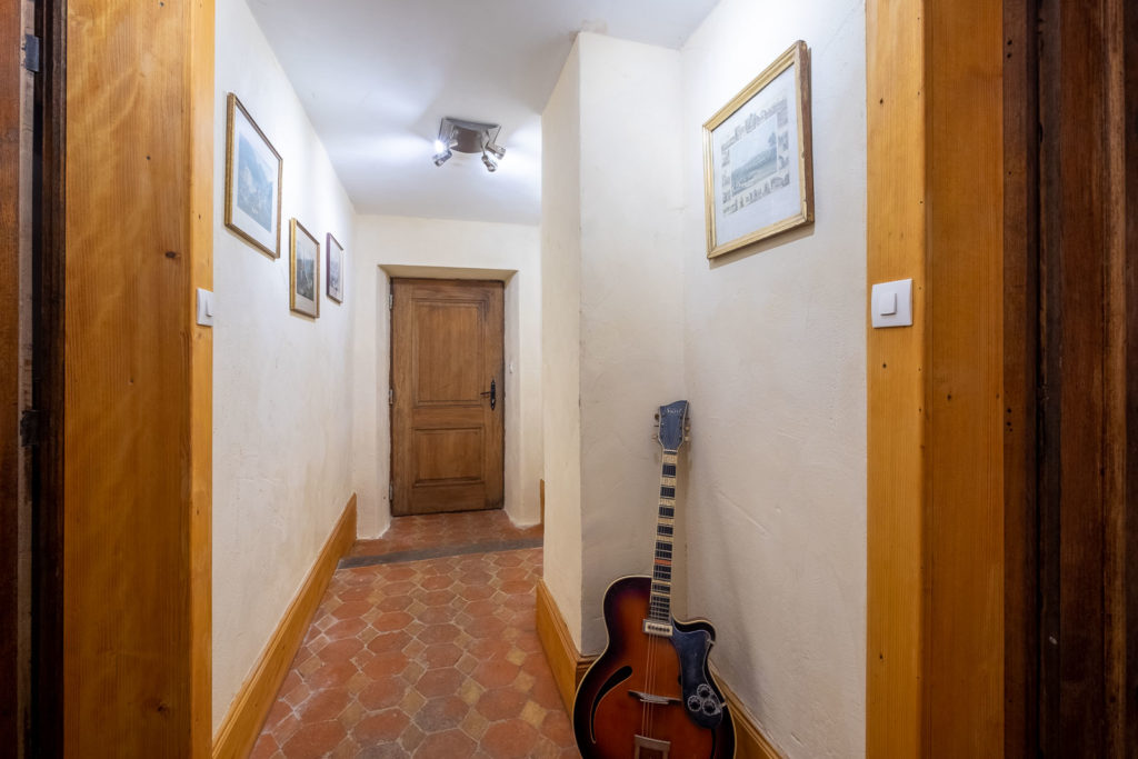 photo immobilier couloir jaune avec guitare