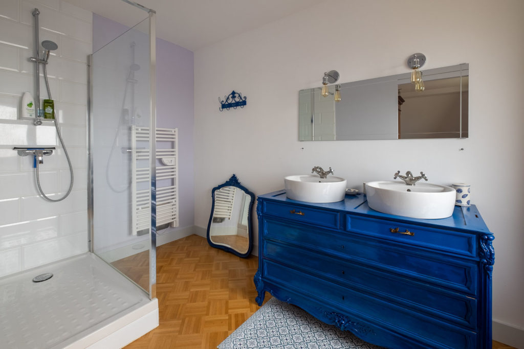 photo immobilier salle de bain bleu