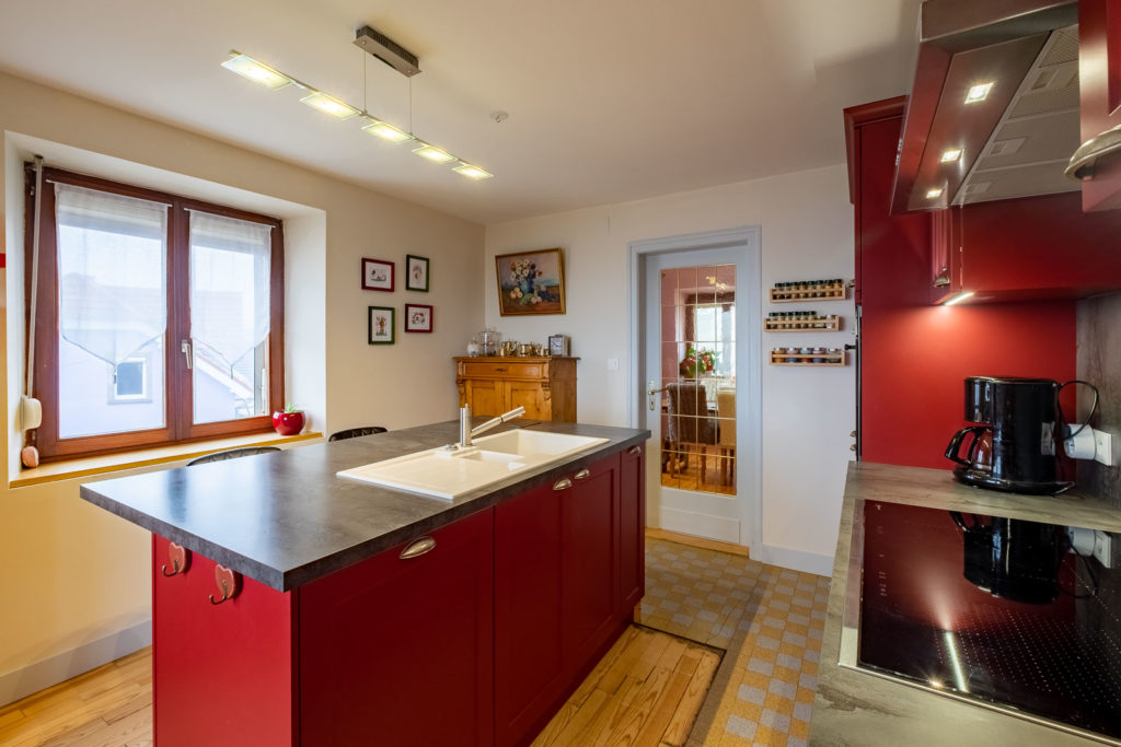 photo immobilier intérieur cuisine îlo rouge